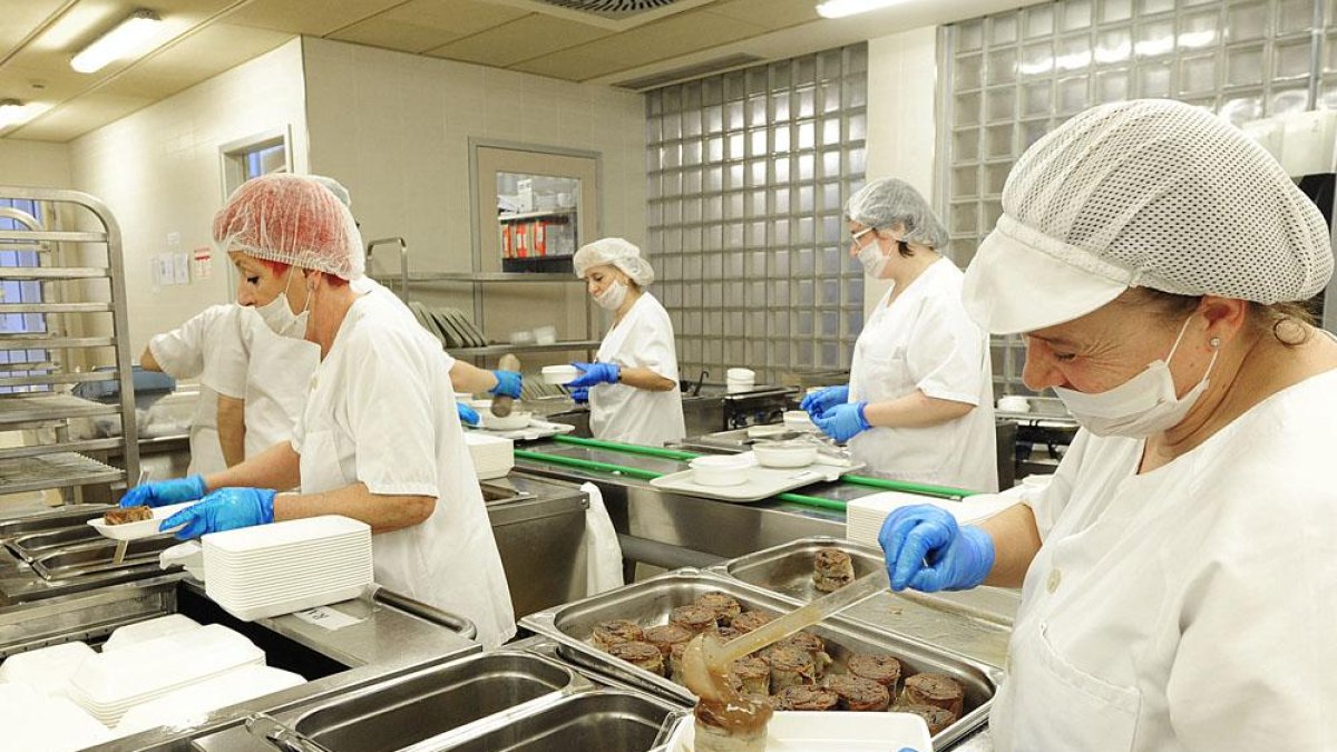 Los trabajadores de las cocinas del HUBU emplataron ayer los menús para los más de 450 pacientes.-ISRAEL L. MURILLO