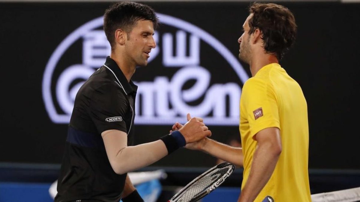 Djokovic recibe la felicitación de Ramos tras su partido de tercera ronda en Melbourne.-REUTERS / ISSEI KATO