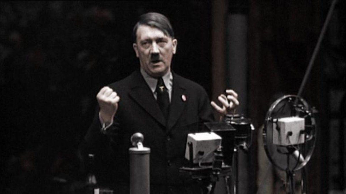 Hitler, durante un discurso a trabajadores de la empresa Siemens, en 1933.-CCC ATELIER DES ARCHIVES