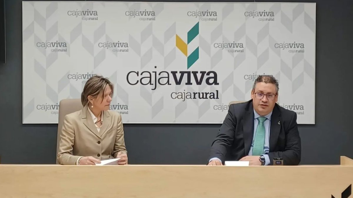 El director gerente de Fundación Caja Rural Burgos, Germán Martínez, y la responsable de Comunicación de Cajaviva, Mercedes Rodríguez, durante la presentación del programa de actividades.