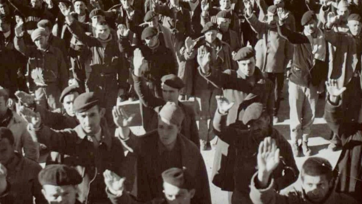 Brigadistas internacionales obligados a realizar el saludo fascista en el campo de concentración de San Pedro de Cardeña. BIBLIOTECA NACIONAL DE ESPAÑA
