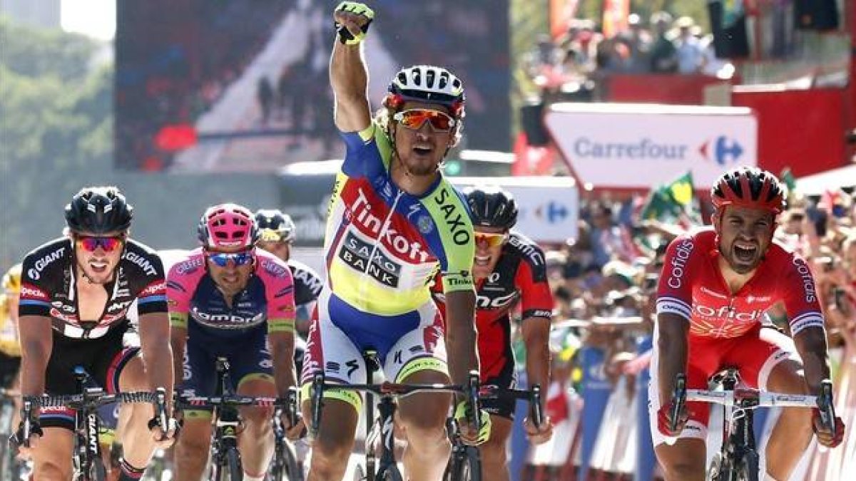 El ciclista eslovaco del equipo Tinkoff Saxo, Peter Sagan, se proclama vencedor de la tercera etapa de la Vuelta Ciclista a España.-Foto: EFE / JAVIER LIZÓN