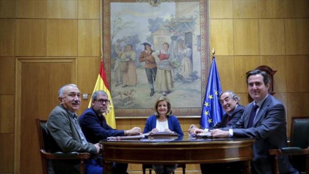 Josep Maria Álvarez (UGT), Unai Sordo (CCOO), la ministra Fátima Báñez, Juan Rosell (CEOE) y Antonio Garamendi (CEPYME), en una reciente reunion.-/ JUAN MANUEL PRATS