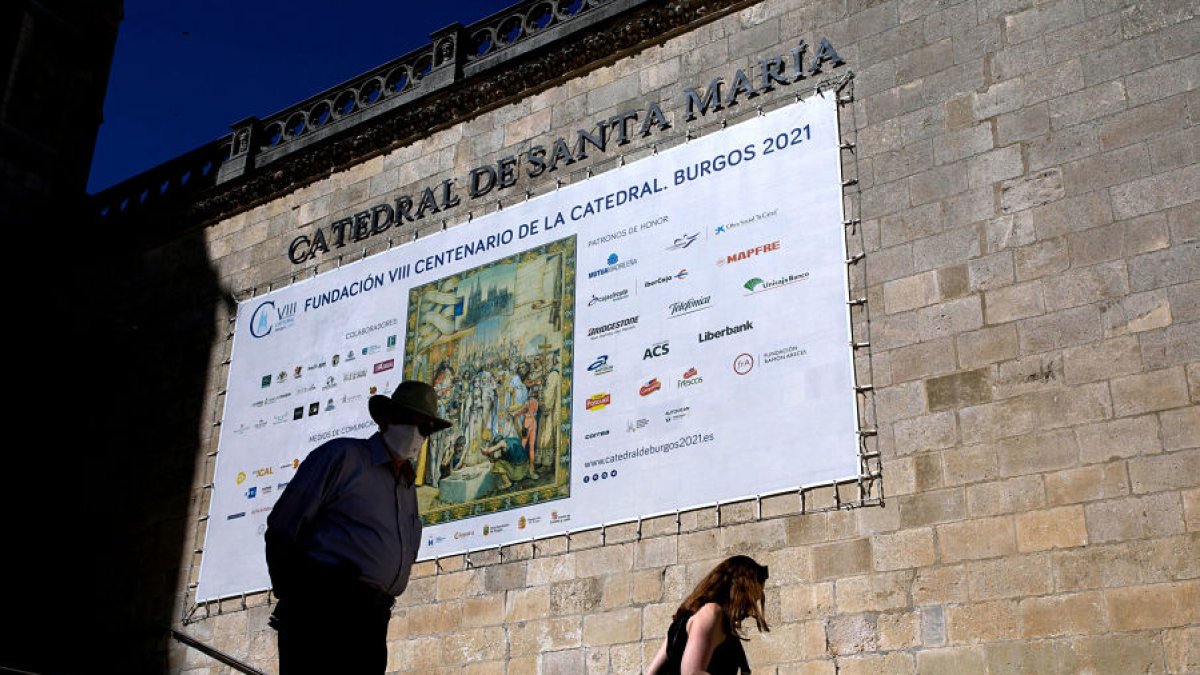 Se colocaron las letras de Catedral de Santa María y un aparatoso cartel en el costado de la escalinata de la Puerta del Sarmental. TOMÁS ALONSO