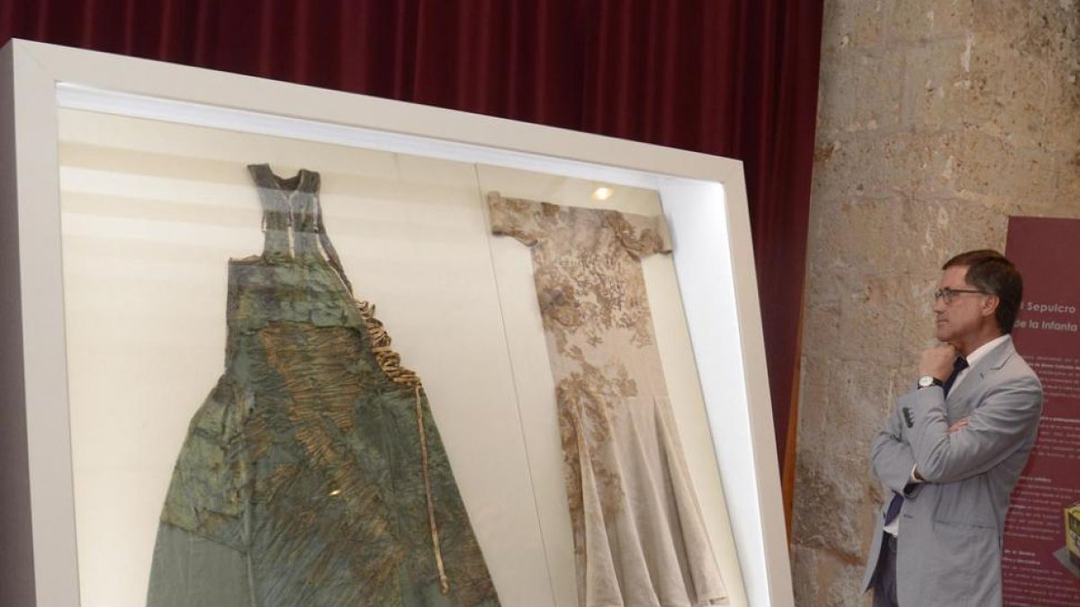 El director de Patrimonio, Enrique Sáiz, contempla los elementos de la vestimenta recuperada tras 3 años de trabajo.-R. O. / ICAL
