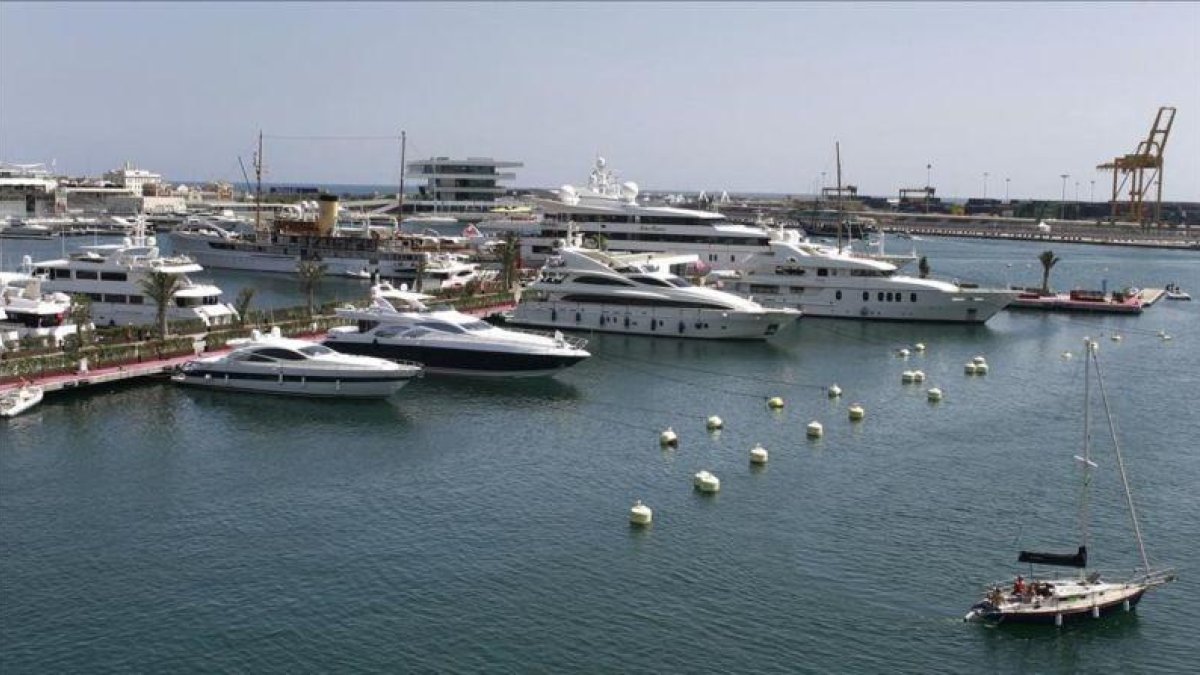 Embarcaciones de lujo en el puerto de Valencia.-MIGUEL LORENZO