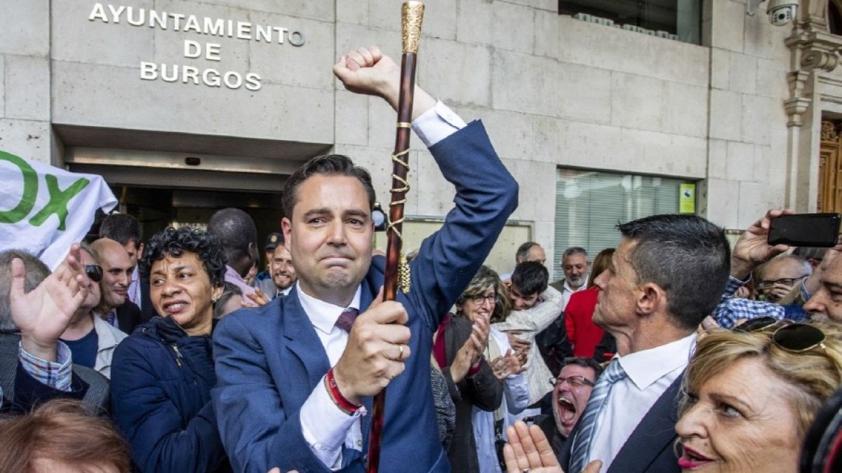 Daniel de la Rosa abandonó el Ayuntamiento como alcalde entre vítores, con el bastón de mando en mano. SANTI OTERO