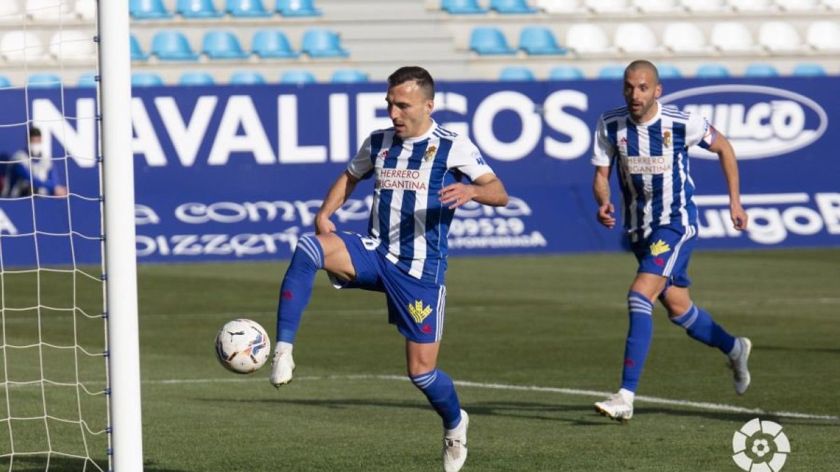 El jugador, Pablo Valcarce, natural de Ponferrada, se suma a la plantilla del Burgos CF. ECB