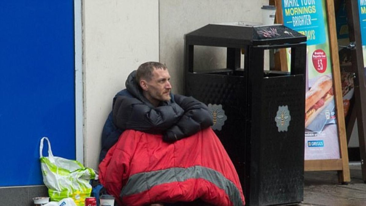 Stephen Jones durmiendo en las calles de Manchester tras los atentados del pasado 22 de Mayo en el concierto de Ariana Grande.-TWITTER / CAVENDISH PRESS