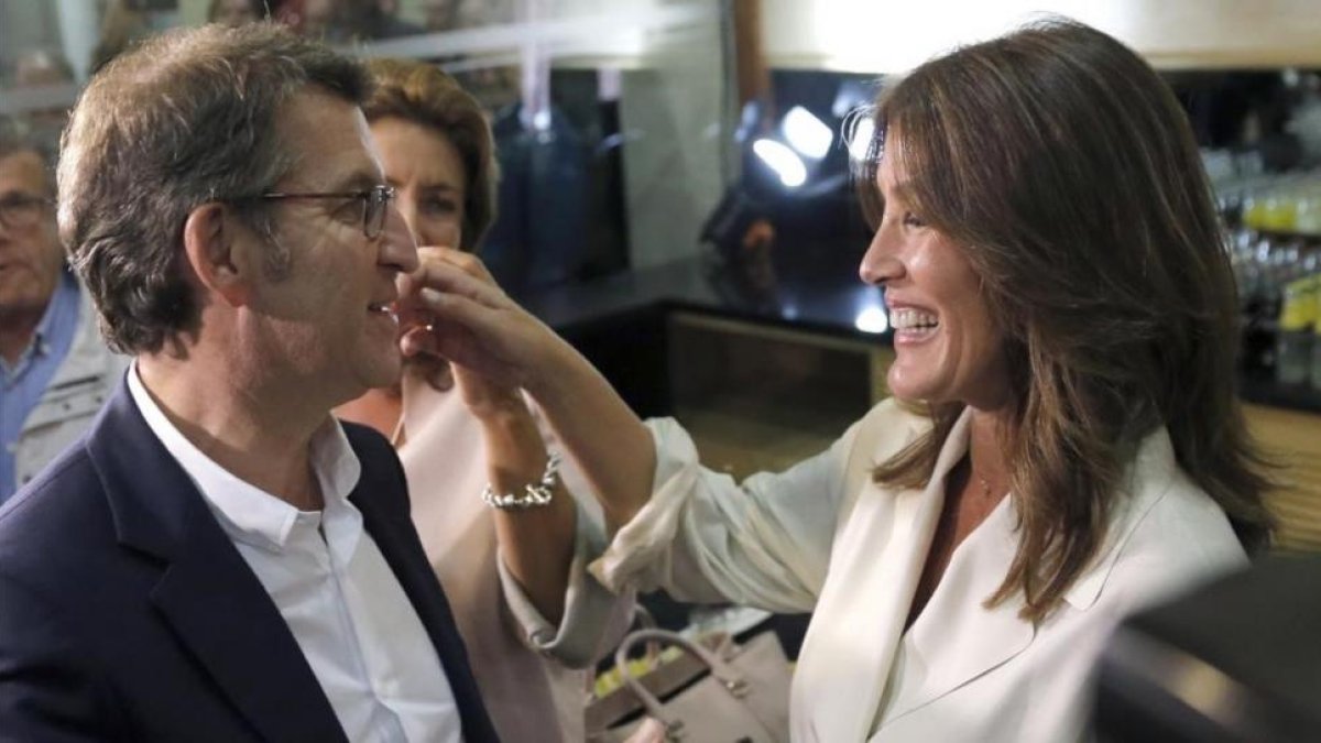 Eva Cárdenas felicita a su marido, Alberto Núñez Feijóo, el pasado 25 de septiembre, tras ganar las elecciones a la Xunta de Galicia.-EFE