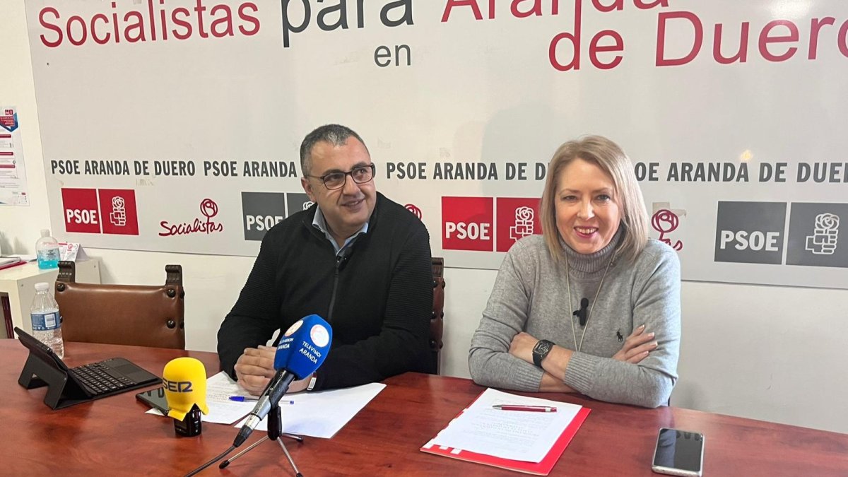 Ángel Rocha con Amparo Simón en la sede del grupo socialista arandino