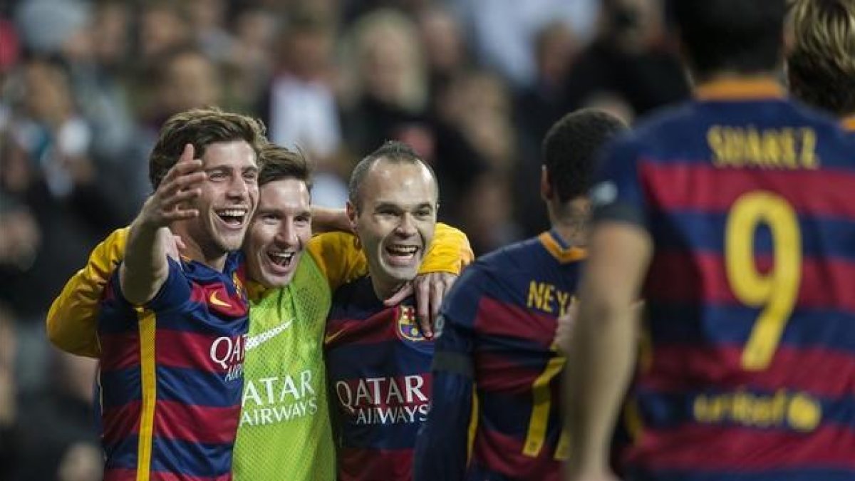 Iniesta se abraza a Messi tras el 0-3 del manchego en el Bernabéu.-JORDI COTRINA