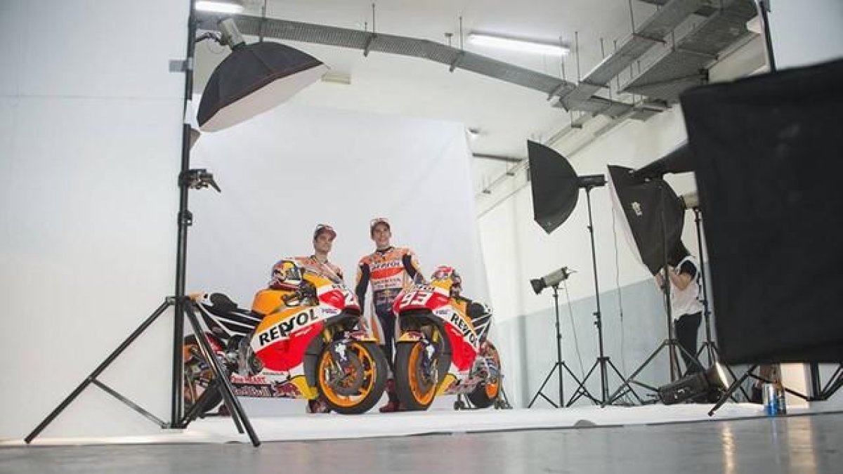 Dani Pedrosa y Marc Márquez posan para la foto oficial del equipo de Repsol Honda de MotoGP.-MIRCO LAZZARI