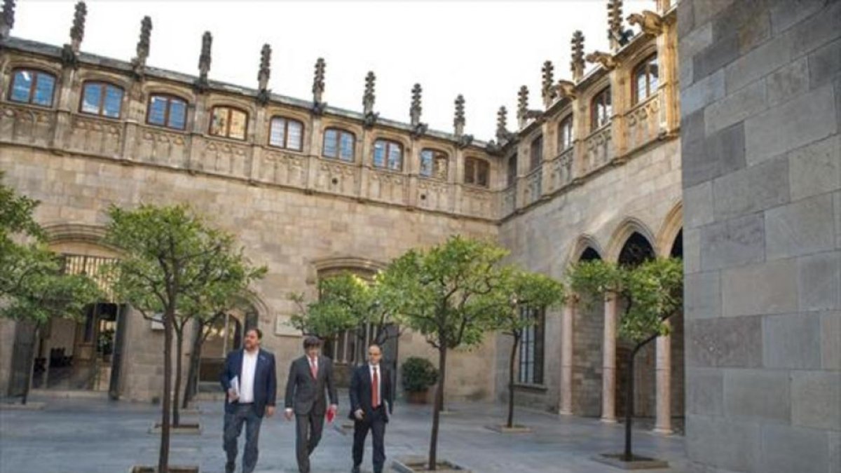 Junqueras, Puigdemont y Turull,ayer, en el Palau de la Generalitat-FERRAN SENDRA