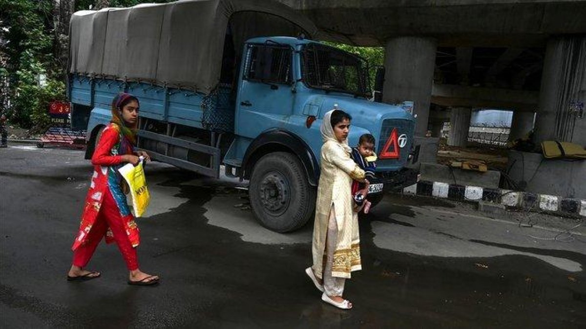 Dos mujeres caminan por una calle de la ciudad cachemira de Srinagar, este sábado.-TAUSEEF MUSTAFA (AFP)