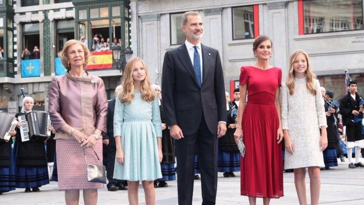Los Reyes, Leonor, Sofía y la reina Sofía, a su llegada al Teatro Campoamor de Oviedo.-