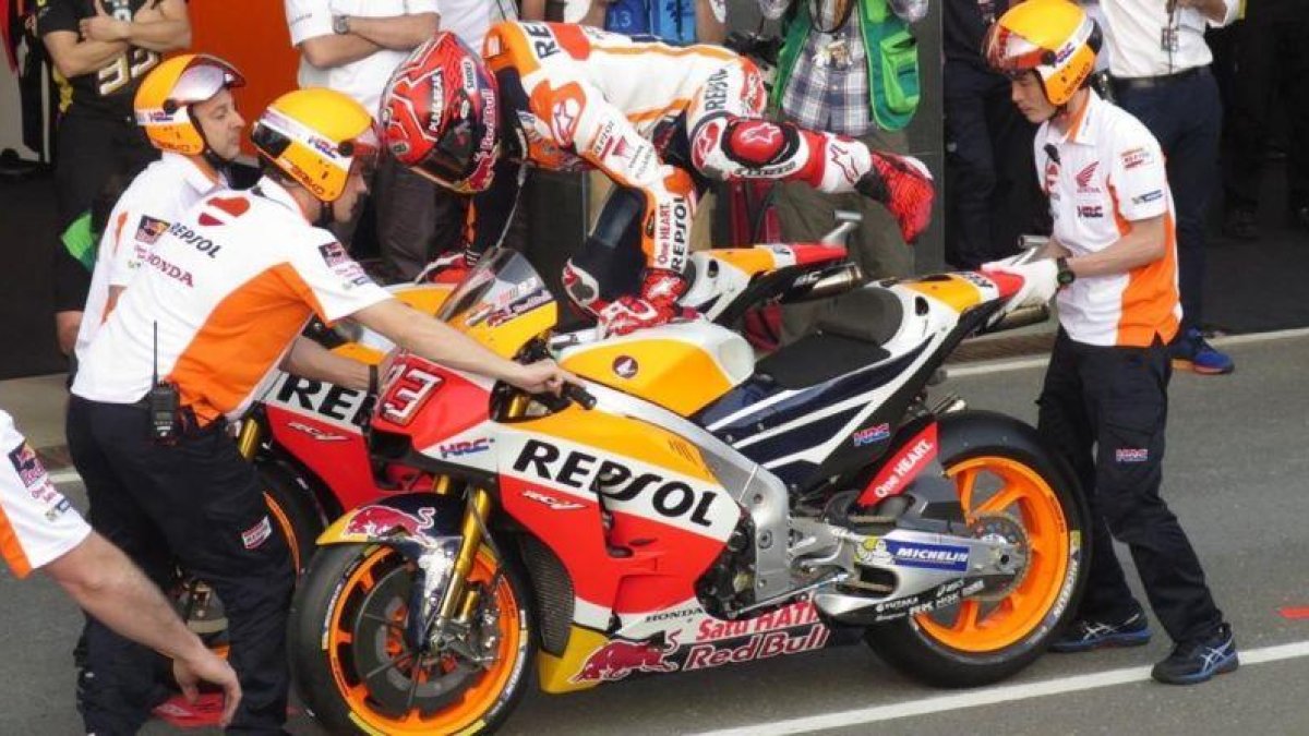 Marc Márquez salta de una Honda otra Honda, en el ensayo de cambio de moto en Doha.-EMILIO PÉREZ DE ROZAS