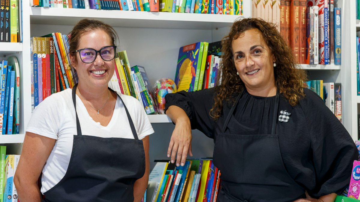 Arantzazu Suances y Sylvia Cernadas Guerrero regentan la librería La Silla Mágica entre San Pedro de la Fuente y Fuentecillas. SANTI OTERO