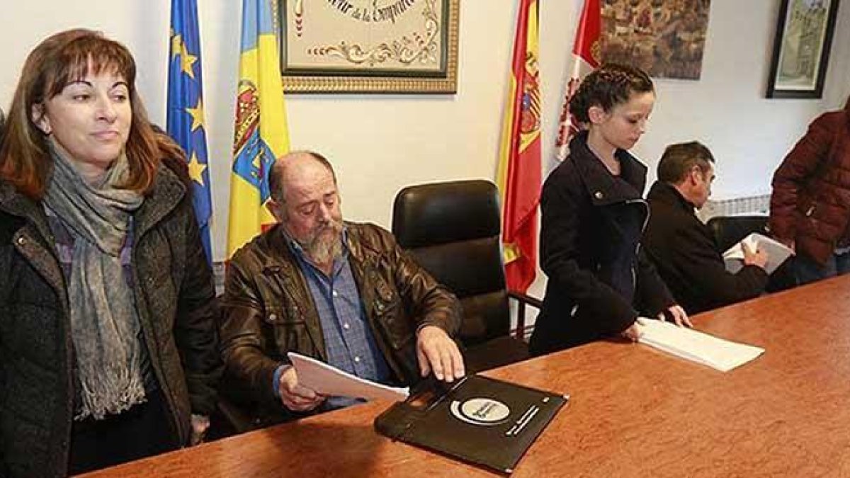 La moción de censura contra el alcalde en Modúbar no se llevó a cabo por la dimisión de un edil del PP.-RAÚL G. OCHOA