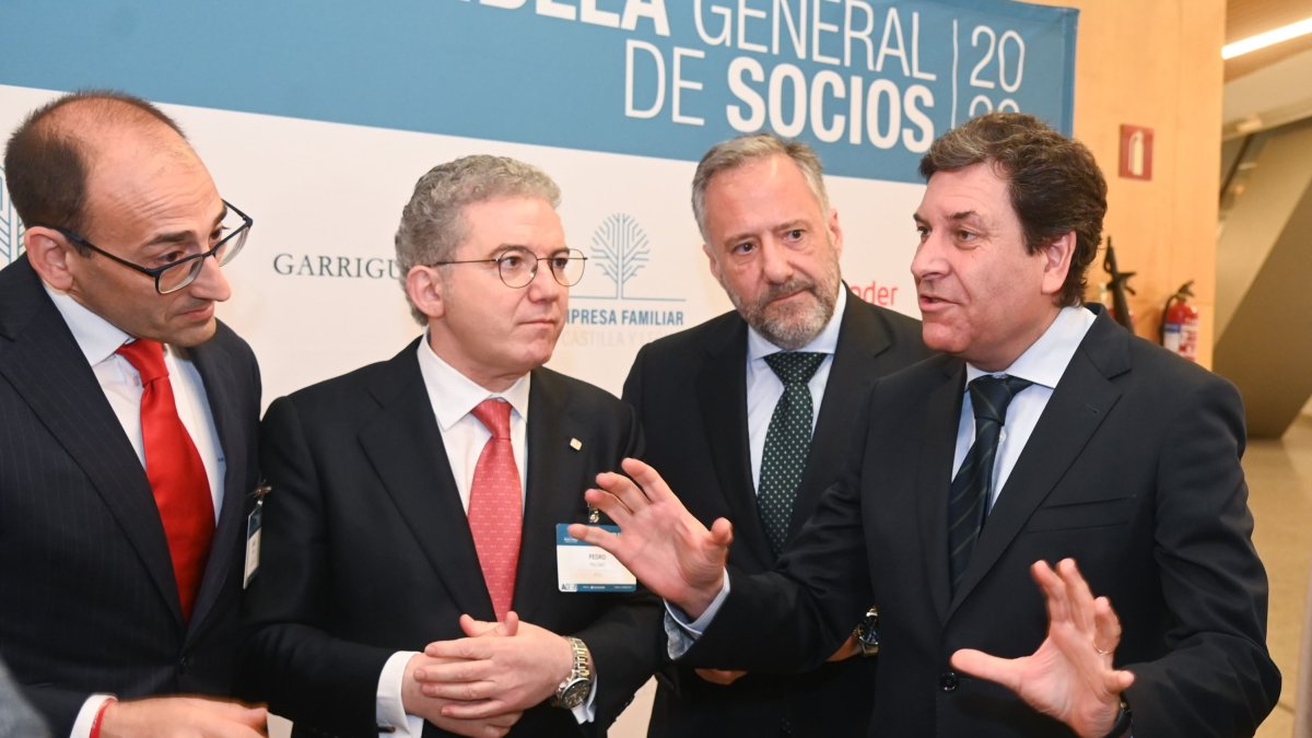 El consejero de Economía y Hacienda y portavoz de la Junta de Castilla y León, Carlos Fernández Carriedo, inaugura la asamblea General de Socios 2023 de la Empresa Familiar de Castilla y León en Burgos.