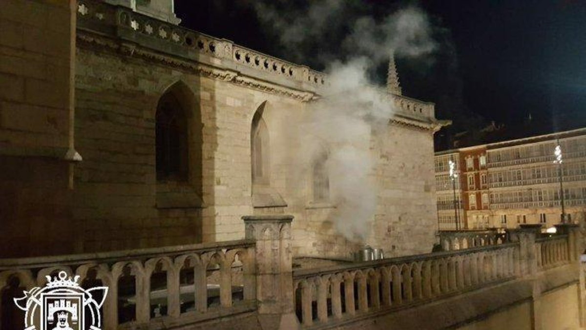 Imagen del vapor de agua de la calefacción de la Catedral.-BOMBEROS DE BURGOS