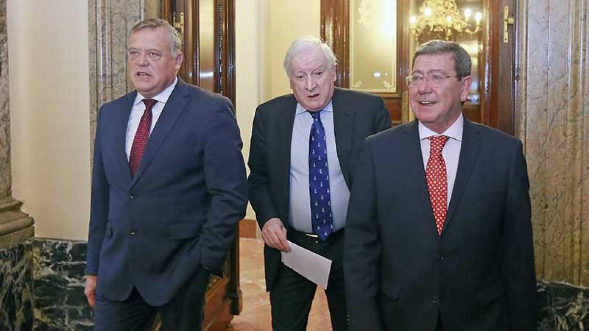 Lorenzo Rodríguez, Antonio Miguel Méndez Pozo y César Rico antes la comparecencia con los medios.-RAÚL G. OCHOA
