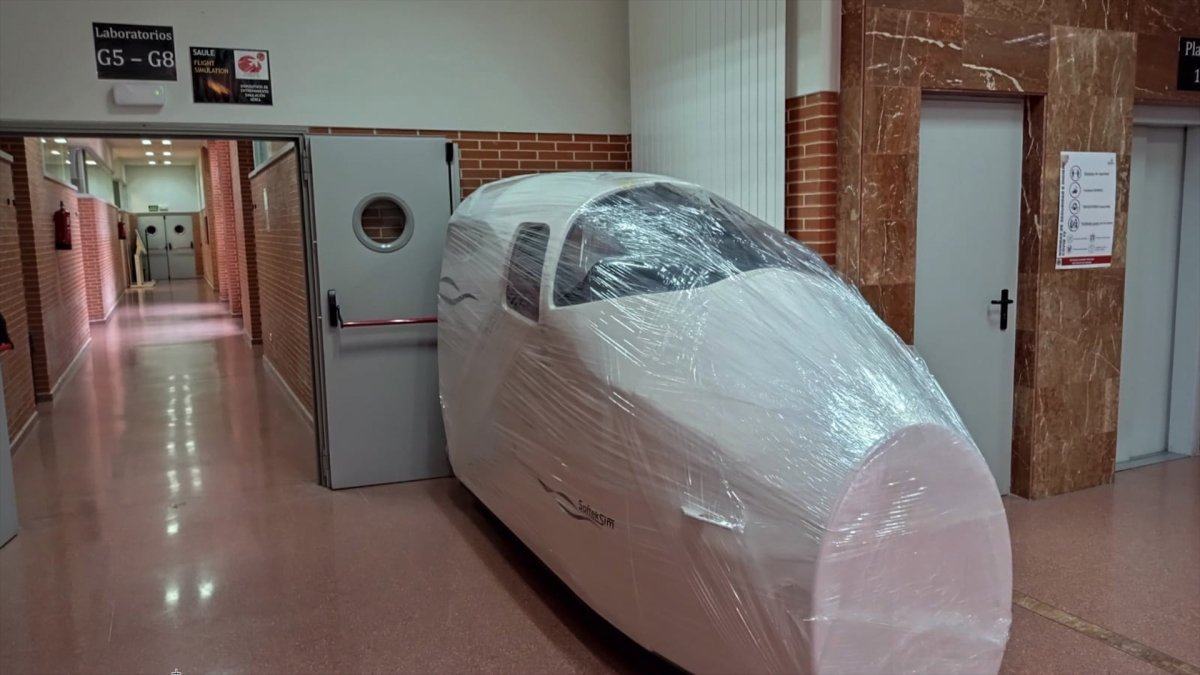 Uno de los simuladores de vuelo que estaban alojados en el Campus universitario de León, embalado para ser trasladado a Burgos. ICAL