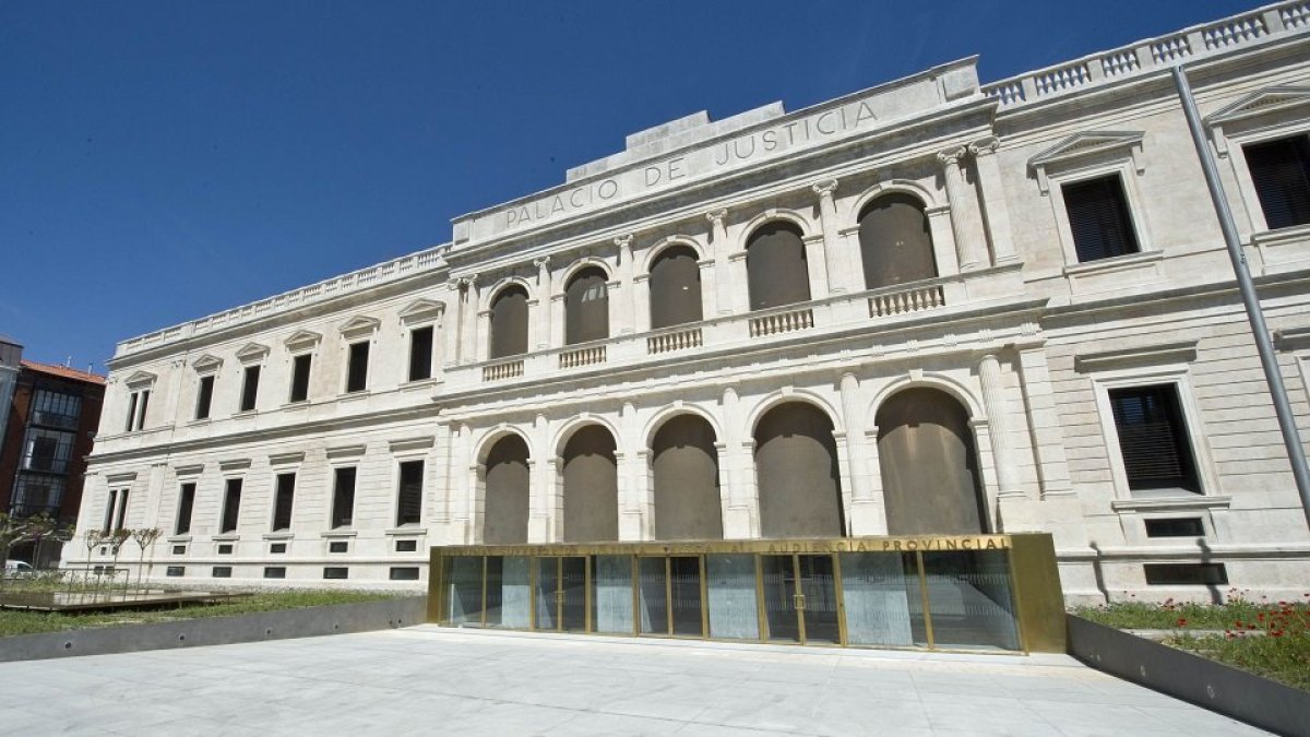 El arquitecto Primitivo González explica a los medios de comunicación las obras realizadas durante los últimos años para la rehabilitación del Palacio de la Justicia, sede del Tribunal Superior de Justicia de Castilla y León y de la Audiencia Provincial de Burgos.