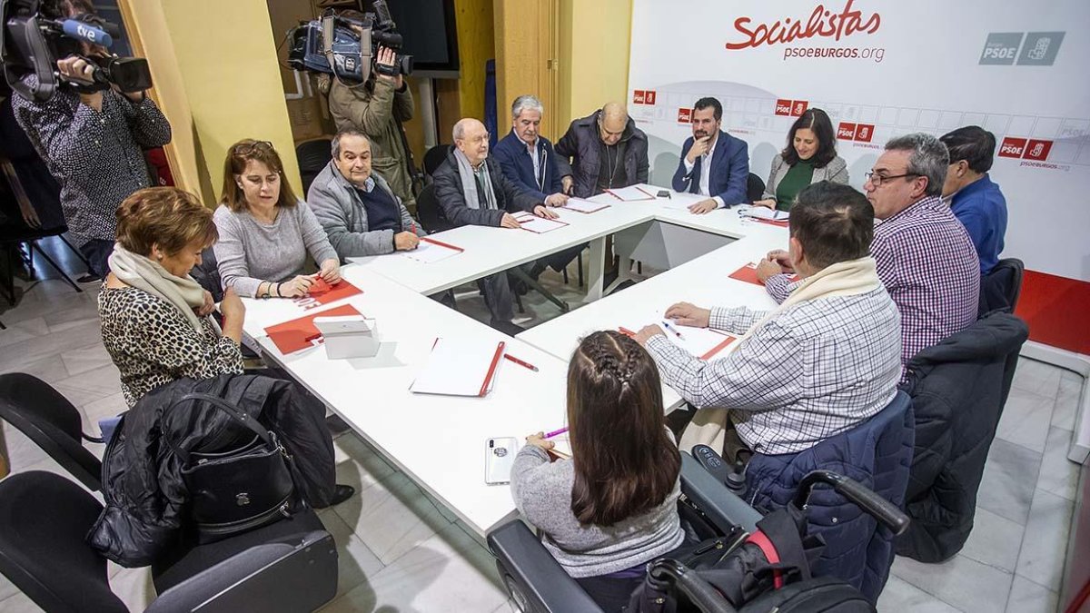 Los responsables regional y provincial del PSOE, Luis Tudanca y Esther Peña, se reunieron con colectivos vecinales.-SANTI OTERO