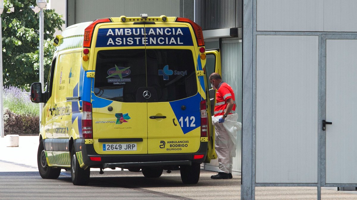 Imagen de una ambulancia en Urgencias del HUBU. TOMÁS ALONSO