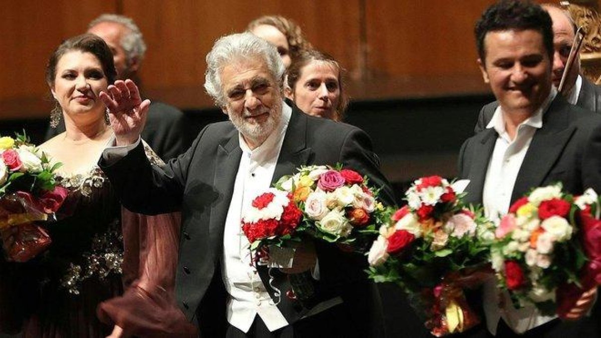 El tenor Placido Domingo, junto al resto del reparto de ’Luisa Miller’, recibe los aplausos del público en el auditorio del Festival de Salzburgo este domingo.-EFE / FRANZ NEUMAYR
