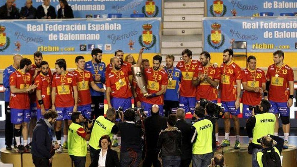 La selección española celebra la victoria en el trofeo Domingo Bárcenas celebrado en Oviedo.-Foto: EFE / ALBERTO MORANTE