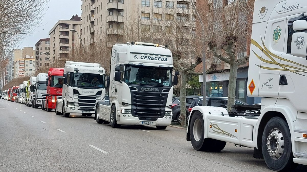 Un grupo de camiones atraviesa la capital burgalesa durante uno de los actos de protesta convocados por el sector este año por el alza de los costes del sector y la falta de ayudas.  L. G. L