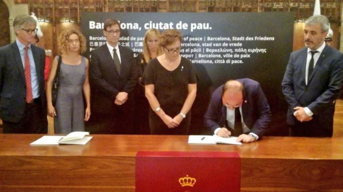 El secretario general del PSC, Miquel Iceta, firmando en el libro de condolencias.-TWITTER / EL PERIÓDICO