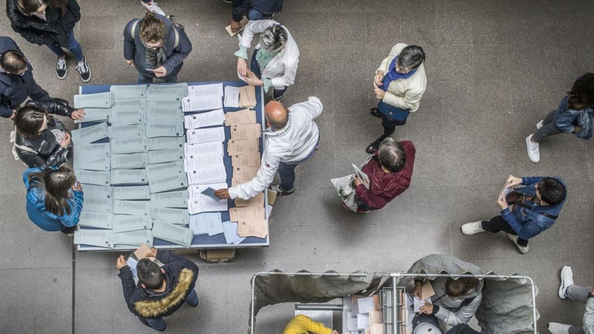 Imagen de votaciones en un colegio electoral de la capital.-ISRAEL L. MURILLO