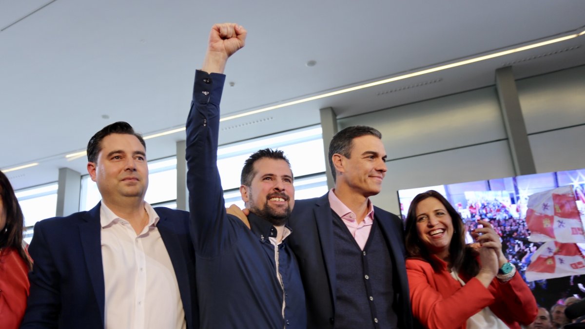 En el centro, Luis Tudanca y Pedro Sánchez, en la presentación de la candidatura de Tudanca a la Presidencia de la Junta en 2019.