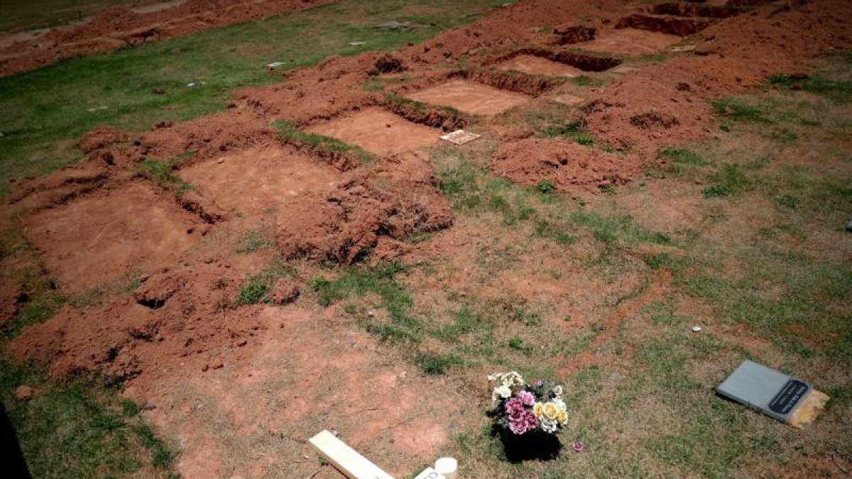 Fosas para enterrar cuerpos de victimas en Brasil por la tragedia provocada por la ruptura de una represa minera.-EFE