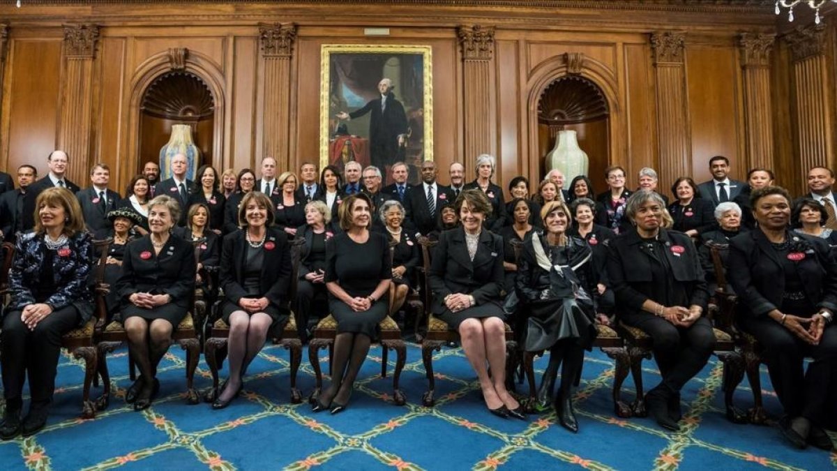 Foto de familia de miembros del Congreso vestidas de negro en apoyo al movimiento #MeToo.-EFE / JIM LO SCALZO