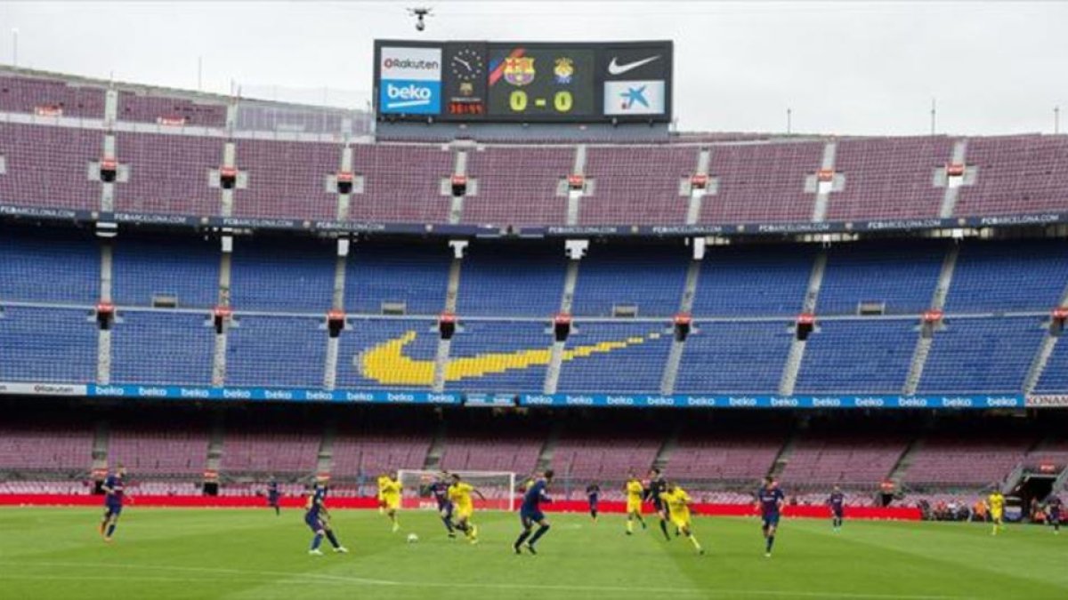 El partido entre el Barça y el Las Palmas, a puerta cerrada, ayer en el Camp Nou.-JORDI COTRINA