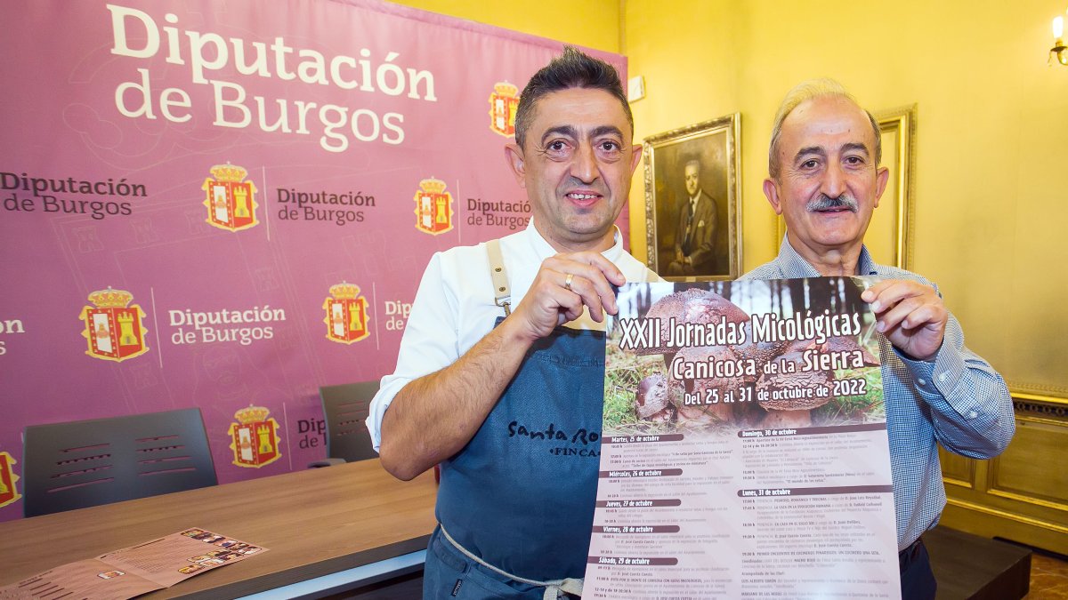Nacho Rojo y Ramiro Ibáñez, durante la presentación de las jornadas micológicas de Canicosa de la Sierra. TOMÁS ALONSO