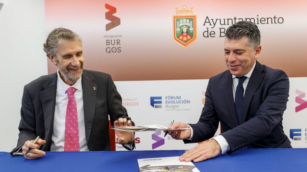 Manuel Pérez Mateos y Vicente Marañón firmaron el pasado 10 de marzo el protocolo de colaboración para posicionar a Burgos como destino de referencia del español. SANTI OTERO
