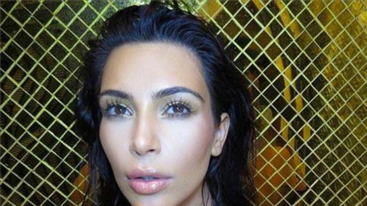 Kim Kardashian haciéndose un selfie-ELPERIÓDICO