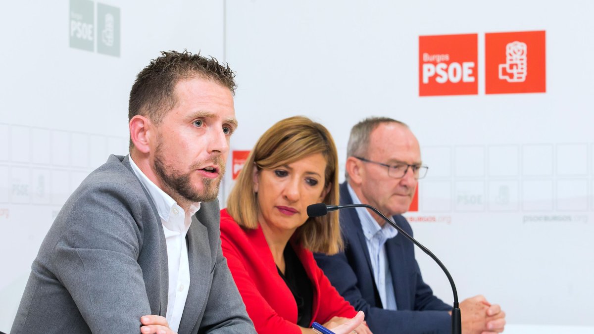 Josué Temiño, Nuria Barrio y Pedro Alonso, tres de los responsables de la Agrupación Municipal del PSOE. TOMÁS ALONSO