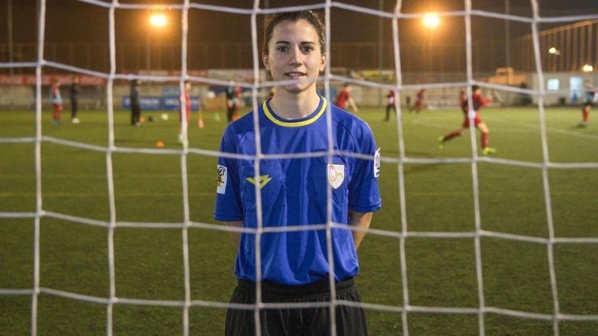 La árbitro Ainara Acevedo, primera mujer en dirigir junto a otras dos mujeres un encuentro de fútbol masculino, en una imagen de archivo del 11 de febrero del 2016.-FERRAN SENDRA
