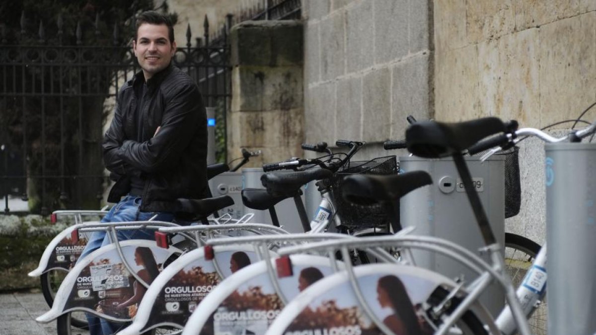 Luis Méndez, estudiante de la USAL, en uno de los puntos de préstamo del servicio público de bicicletas de Salamanca-ENRIQUE CARRASCAL