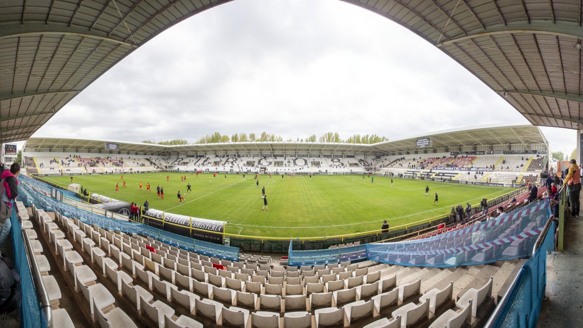 El Burgos CF acometerá la mejora de la iluminación del estadio cuando finalice la presente campaña. SANTI OTERO