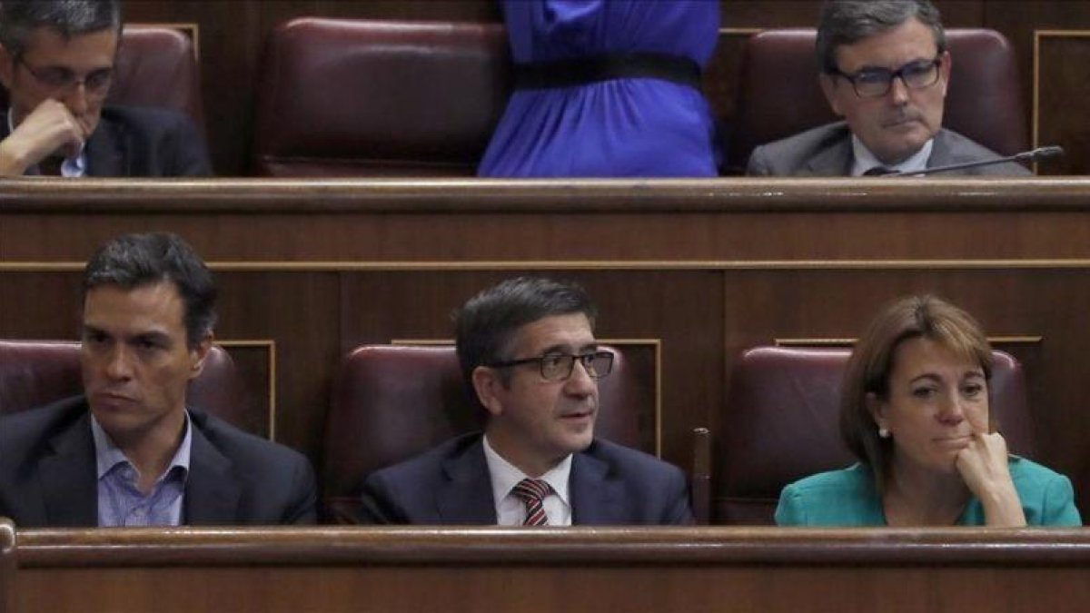 Los diputados del PSOE Pedro Sánchez, Patxi López y Soraya Rodríguez, en el hemiciclo del Congreso.-EFE / BALLESTEROS