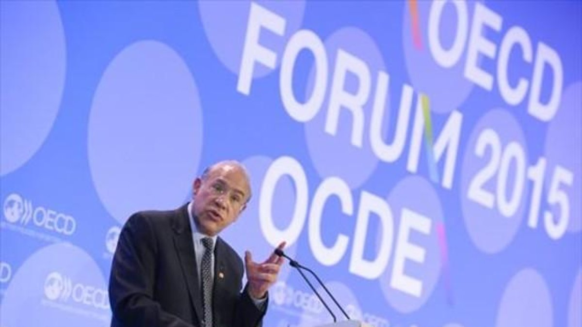 El secretario general de la OCDE, Ángel Gurría, en una rueda de prensa en París en junio del 2015.-AFP / BERTRAND GUAY