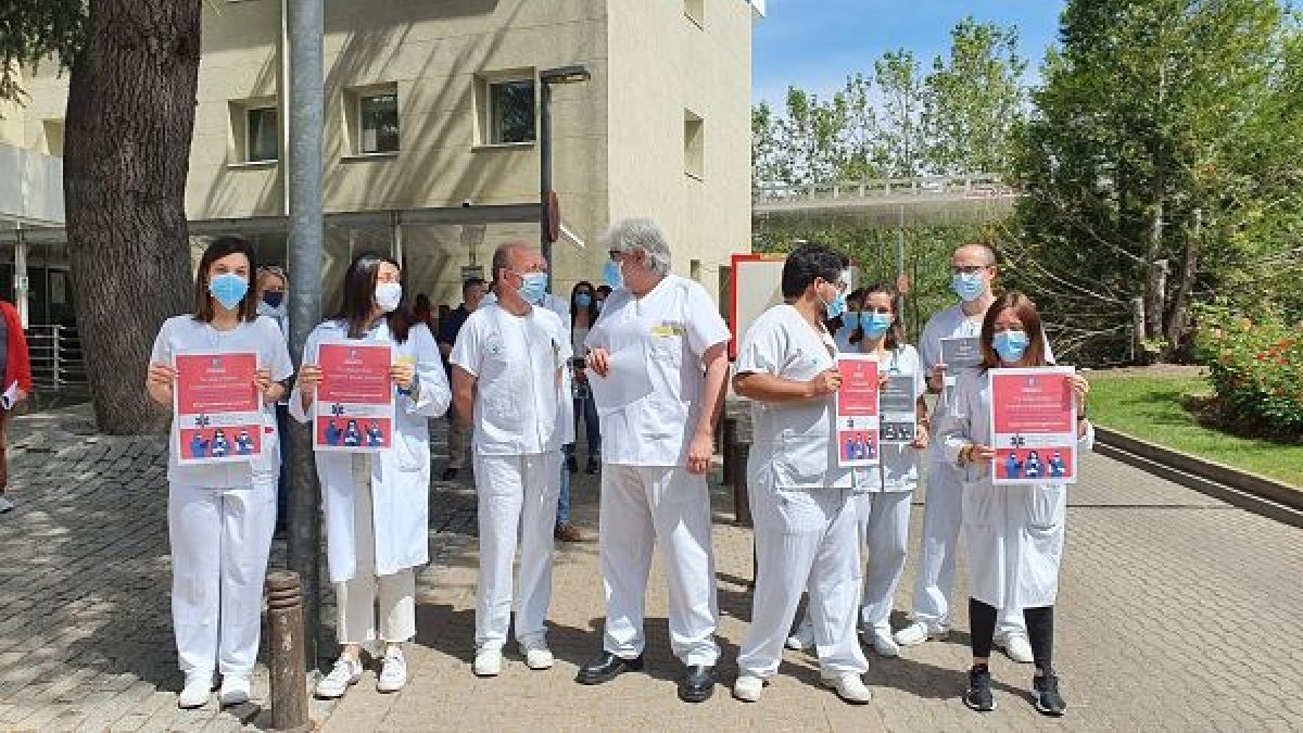 El gerente del hospital de Aranda en la protesta junto al personal de Urgencias . L. V.