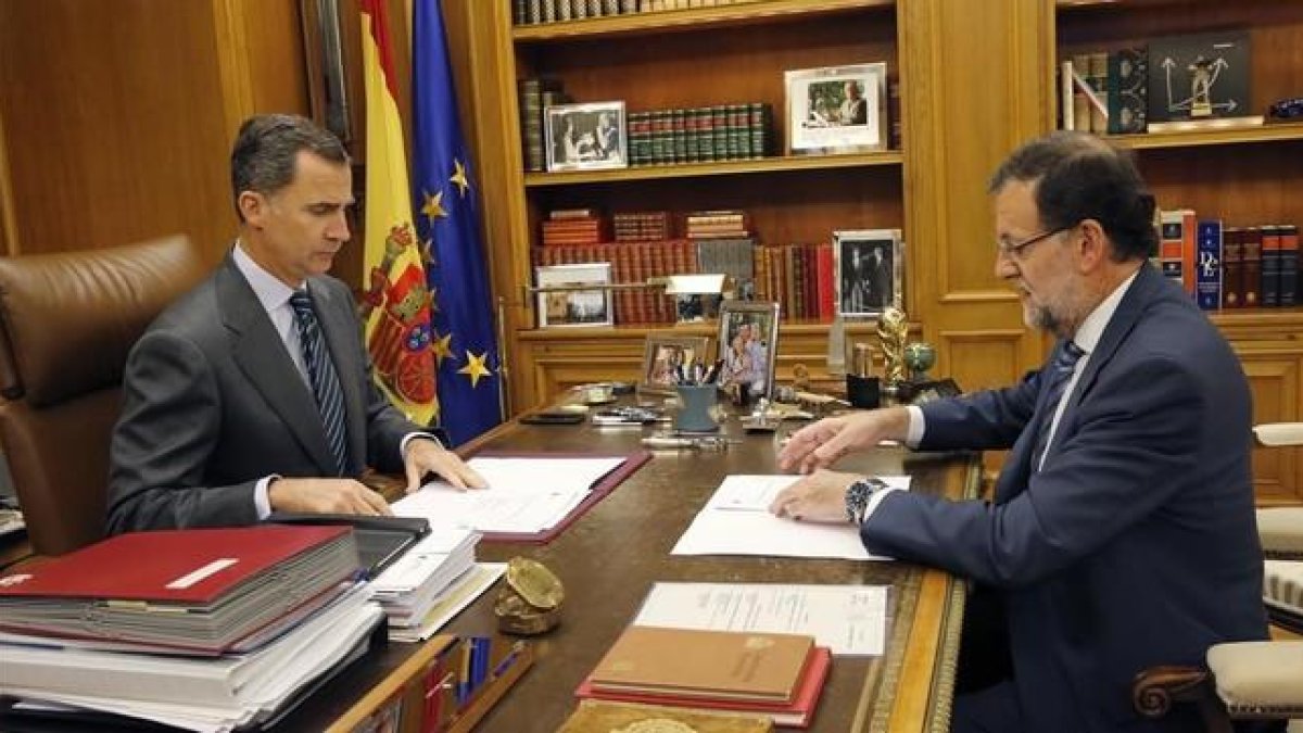 -El rey Felipe VI y el presidente en funciones, Mariano Rajoy, durante uno de sus habituales despachos semanales.